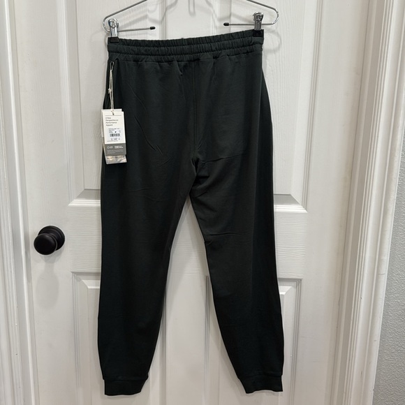 NWT. Vuori women’s joggers. Xs. Aspen Heather color (hunter green) - Picture 5 of 6